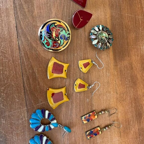 Collection of pins and earrings - Picture 1 of 2